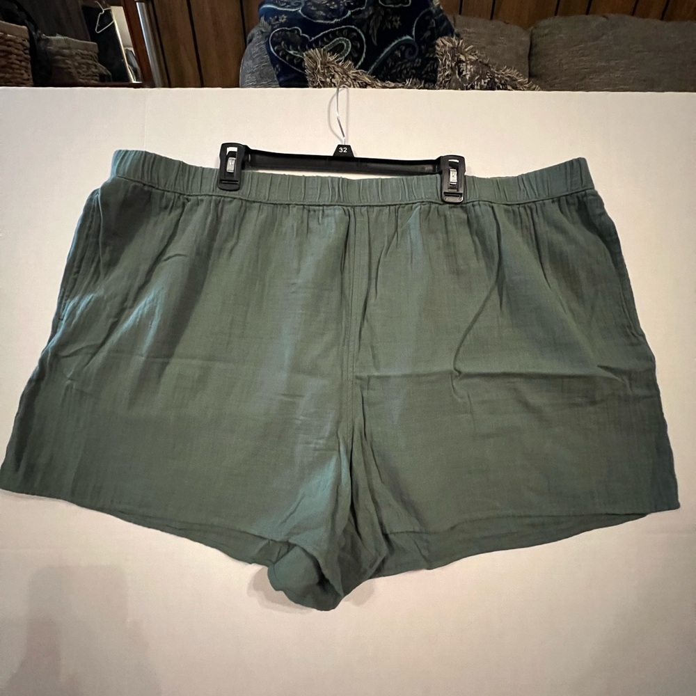 Universal thread shorts 3x. Excellent condition, pet and smoke-free home.